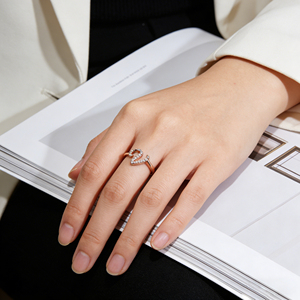 Anillo de compromiso unisex de oro macizo chapado en oro de 10K/14K con diamantes cultivados en laboratorio y circonitas, diseño de racimo, personalizado, bonito, para aniversario, con letras del alfabeto. - Product Image 6