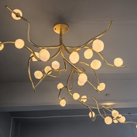 Luminaires Sculpturaux LED Personnalisés en Cuivre Doré à Hauteur Réglable avec Abat-jour en Cristal 3000K pour Halls d'Hôtels et Centres de Ventes