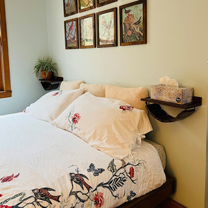 Mensola Rustica in Legno Sospesa per Comodino, Piccolo Tavolino Notturno Sospeso con Vano Portaoggetti Estetico a Forma di Amaca per Parete Camera da Letto - Product Image 3