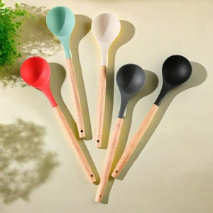 ทัพพีซิลิโคนทนความร้อนพร้อมด้ามไม้ ชุดช้อนเสิร์ฟอาหารแบบไม่ติดกระทะ สำหรับใช้ในครัว 4 ชิ้น - Product Image 2