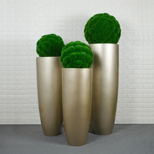 Vase décoratif moderne et minimaliste en fibre de verre, sur pied, en forme de bol et de bouteille, coloré - Product Image 4