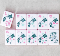Direktverkauf ab Werk: Miss Cowgirl Elegance Amerikanische Mahjong-Steine, Unterhaltungsstiefel, Spielzeugpistolen, Transparente Lucite- und Hot-Pink-Schichten