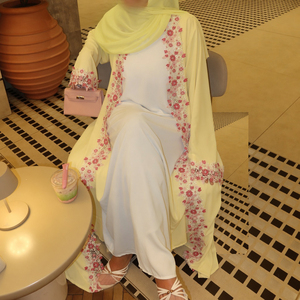 Abaya Aperta Giallo Chiaro con Ricami Floreali Hafizah, <span class=keywords><strong>Vestito</strong></span> da <span class=keywords><strong>Donna</strong></span> Musulmana con Hijab, Ricamo Rosa e Bianco Stile Dubai per Eid - Product Image 5