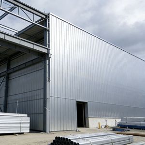 Bâtiment en acier à revêtement métallique anti-rouille à faible entretien, directement de l'usine, installation rapide, résistant aux tremblements de terre, entrepôt préfabriqué - Product Image 1