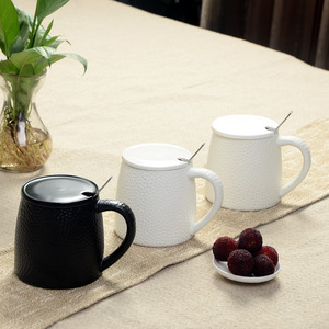 Mug en céramique noir texturé martelé avec couvercle et cuillère pour café et thé - Product Image 2