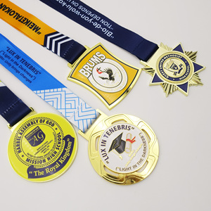 Set de Regalo de Graduación con Logotipo Personalizado: Funda para Diploma, Medalla, Llavero, Pulsera y Bolsa de Regalo para la Ceremonia de Graduación Escolar - Product Image 5