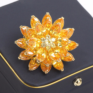 Broche Lotus Tridimensionnelle de Luxe Robuste, Corsage Floral Unique, Accessoire Épingle de Costume pour Veste, Zircon, Mariages, Fêtes - Product Image 2