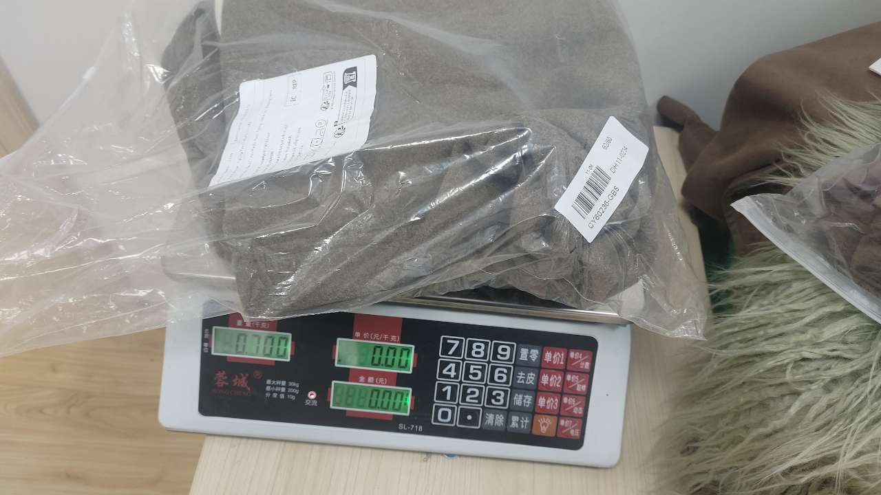 El paquete de tamaño S pesa 700 g