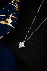 Collier pendentif classique en or blanc massif 14 carats avec diamant de laboratoire taille princesse de 1,02 ct |   Pendentif en diamant de laboratoire taille princesse - Product Image 2