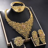 Parure de bijoux indienne pour mariée, style européen et américain, en or 18 carats incrusté de strass, comprenant collier, boucles d'oreilles, bagues et bracelets