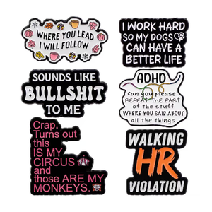 Broches de Metal al por Mayor con Frases de Dibujos Animados, Broches Creativos con Letras Inglesas, Broches Decorativos para Ropa, Accesorios de Moda - Product Image 1