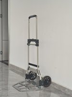 Carro de Mano Plegable Ligero Verde para Almacén con Plataforma de Carga de Acero Texturizado Hueco y Ruedas con Borde Rojo, Carro de Transporte Multiusos
