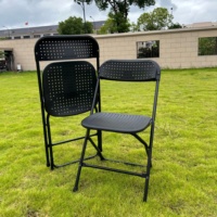Chaise pliante légère et portable en plastique perforé pour événements, banquets et formations, idéale pour l'intérieur et l'extérieur, vente en gros