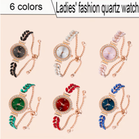 Nouvelle montre-bracelet élégante et décontractée pour femme avec un joli cadran rond, dotée d'un bracelet en forme de feuille et de plume N2604198