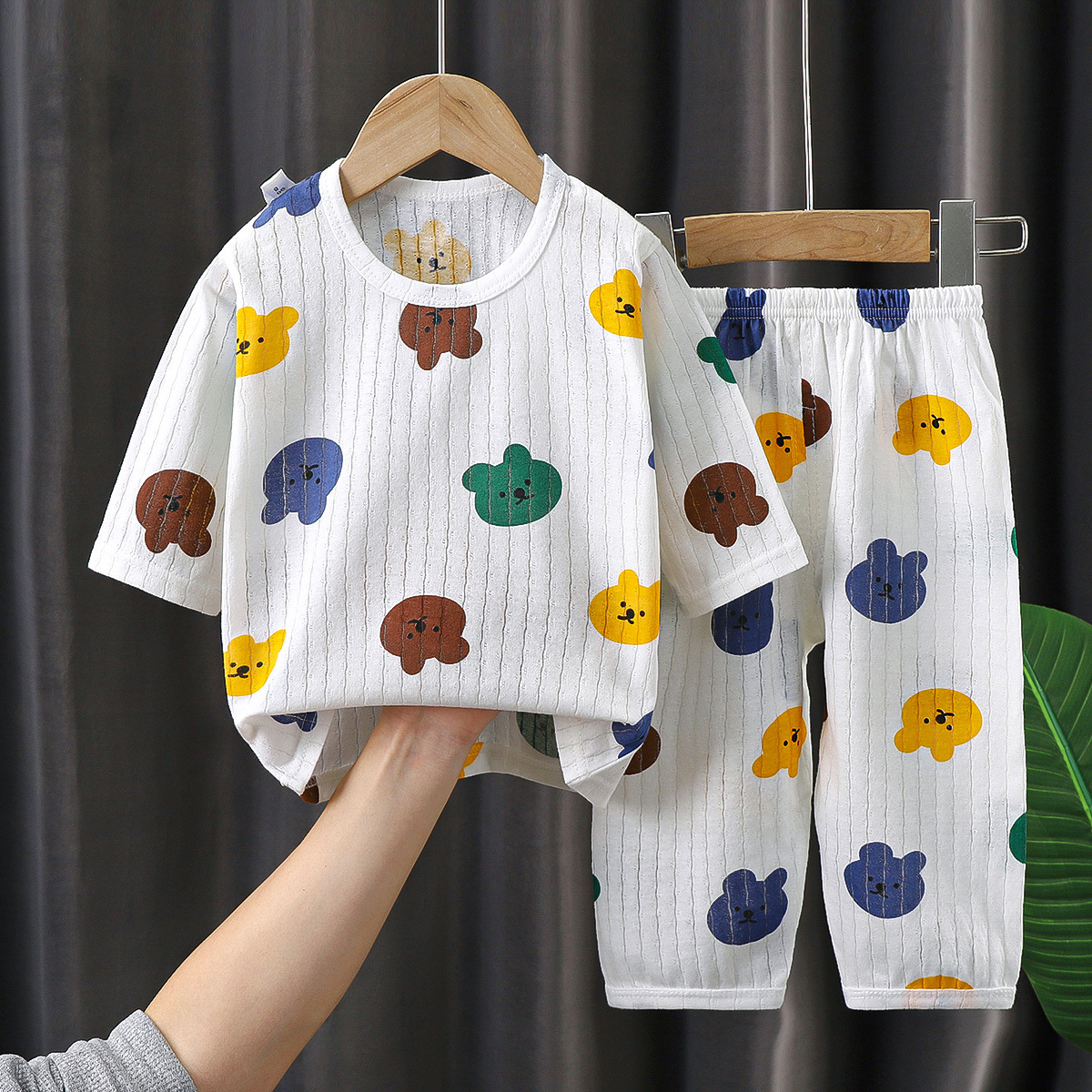 plein de vêtements colorés à tête d'ours