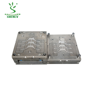 Luxe détail placard en bois vêtements robe chemise costume vêtements logo personnalisé cintre à vendre - Product Image 6