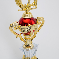 Trophées en plastique dorés personnalisés avec logo sur mesure pour championnats de lutte, récompenses pour sportifs et athlètes, AD60 Salons professionnels