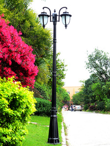 Lampadaire Solaire de Jardin à Double Lanterne en Laiton, LED Blanc Chaud 2700K, Abat-jour en Verre, IP66, Capteur de Mouvement, 10 Ans de Garantie - Product Image 4