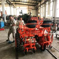 Semoir-plantoir automatique double rang pour manioc, monté sur tracteur, type surélevé, avec composants d'engrenage pour semis, repiquage et plantation