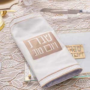 לוח חלה אקרילי יוקרתי בהתאמה אישית עם כיתוב מודרני, מתנה יהודית מודרנית, לוח שבת מלוסיט עם מראה זהב - Product Image 2
