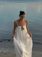 Robe longue blanche à fines bretelles pour femme, coupe ample et fluide, plissée, avec découpes, style plage et vacances
