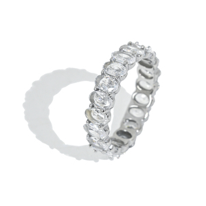 Anillo Ovalado de Plata con Piedras Transparentes en Forma de Oval Continuo, 4 Puntas <span class=keywords><strong>por</strong></span> Piedra, Borde Festoneado, Joyería de Regalo para Mujer - Product Image 3