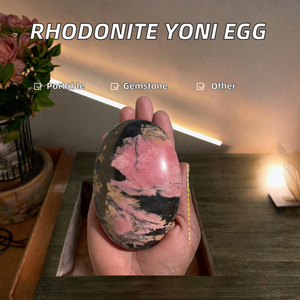 Pierre de guérison en rhodonite naturelle polie et sculptée, rose et noire, pour la méditation et le bien-être - Product Image 2