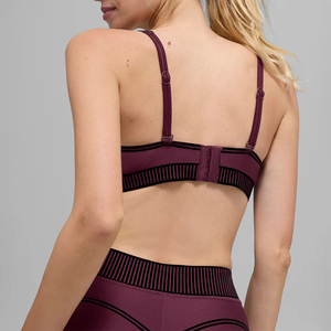 Ensemble de yoga moulant en nylon respirant et confortable pour femme – Soutien-gorge et leggings de couleur unie pour le yoga, la gym et l'entraînement – Meilleure vente - Product Image 3