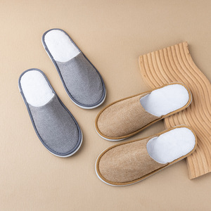 Pantofole Monouso Antiscivolo in Pile Corallo con Motivo Pansy - Esclusive per Hotel, Pensioni, Ospitalità, Uso Domestico e Viaggi - Product Image 2