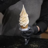 Vente en gros de plateau jetable en plastique PP anti-goutte mains sales coque de protection pour cône de sucre tasse à cône de crème glacée