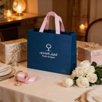 Sac en papier couché bleu foncé en gros avec poignée ruban personnalisée pour emballage de bijouterie