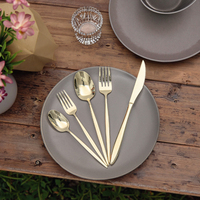 Un ensemble de couverts en métal brillant pour une table à manger haut de gamme - un sentiment de cérémonie
