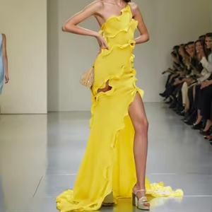 Robe longue bohème jaune élégante pour femme, design une pièce, à volants, épaules dénudées, sans manches, motif uni - Product Image 5