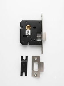 Loquet bébé de 45 mm en fer avec plaques avant et latérales en acier inoxydable 304, finition thermolaquée pour porte d'armoire, placard, armoire - Product Image 1
