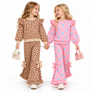 Conjunto de yoga para niñas de dos piezas: jersey gris con estampado de leopardo y volantes en los hombros, y pantalones acampanados blancos con lazo, para actividades deportivas. - Product Image 4
