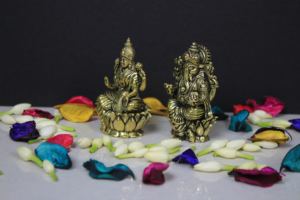 คู่พระลักษมีและพระกานีช ทำจากทองเหลือง – งานฝีมือขนาดเล็กสำหรับบูชาที่บ้าน ตกแต่งสำนักงาน และเป็นของขวัญมงคล ผลิตในรัฐราชสถาน ทำด้วยมือ - Product Image 6