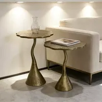 Table en laiton minimaliste IDAO, idéale pour les appartements modernes, offrant des lignes épurées et élégantes qui rehaussent la conception intérieure sophistiquée.