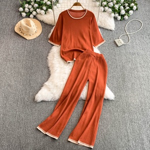 Nuovo Stile Semplice ed Elegante: Set Due Pezzi con Top <span class=keywords><strong>a</strong></span> Collo Tondo <span class=keywords><strong>a</strong></span> Maniche Corte in Maglia <span class=keywords><strong>a</strong></span> <span class=keywords><strong>Costine</strong></span> e Pantaloni Lunghi <span class=keywords><strong>a</strong></span> Vita Alta - Product Image 1