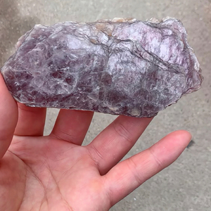 Nuevas llegadas: Mica púrpura natural, lepidolita, piedra mineral en bruto, espécimen de piedra sin pulir para la venta, decoración del hogar, decoración de Halloween - Product Image 1