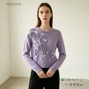 Maglione di Lusso in Cashmere Lavanda con Applicazione Ondulata 3D e Paillettes Iridescenti - Pullover di Design Premium Impreziosito da Paillettes - Product Image 1