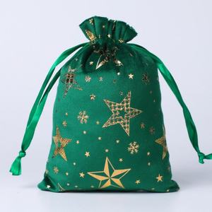 Sacs cadeaux à cordon avec motif flocon de neige de Noël, emballages festifs pour fêtes, pochettes en nylon - Product Image 1