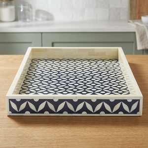 Plateau en bois artisanal avec incrustations en os, motif géométrique bleu et blanc, moderne, pour cuisine, table basse, plat de service, décorations - Product Image 1