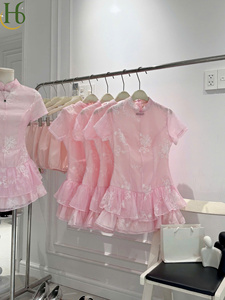 Vestido Rosa con Cuello Mandarín Bordado y Volantes, Vestido Vietnamita con Cuello Mandarín por Encima de la Rodilla, Elegante Vestido de Fiesta de Poliéster, Servicio OEM - Product Image 3