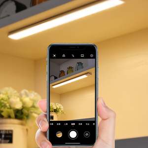 Lumière LED de placard moderne OEM 5V ultra-mince rechargeable par USB, à intensité variable, 3 températures de couleur, fixation magnétique, détecteur de mouvement, CRI élevé - Product Image 1