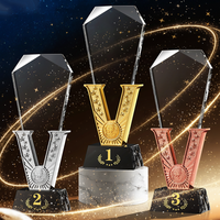 Médaille de podium élégante en forme de V, gravée au laser, en cristal et métal, étanche (Or/Argent/Cuivre) pour les sports de compétition 2026