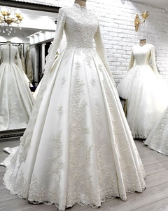 Robe de mariée de luxe musulmane à col montant, brodée de perles, à manches longues, en satin, coupe trapèze avec traîne - Product Image 3