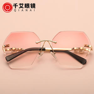 Gafas de Sol Qianai sin Marco, Lentes Irregulares de Metal Dorado, Protección UV400, Ligeras para Mujer - Product Image 1