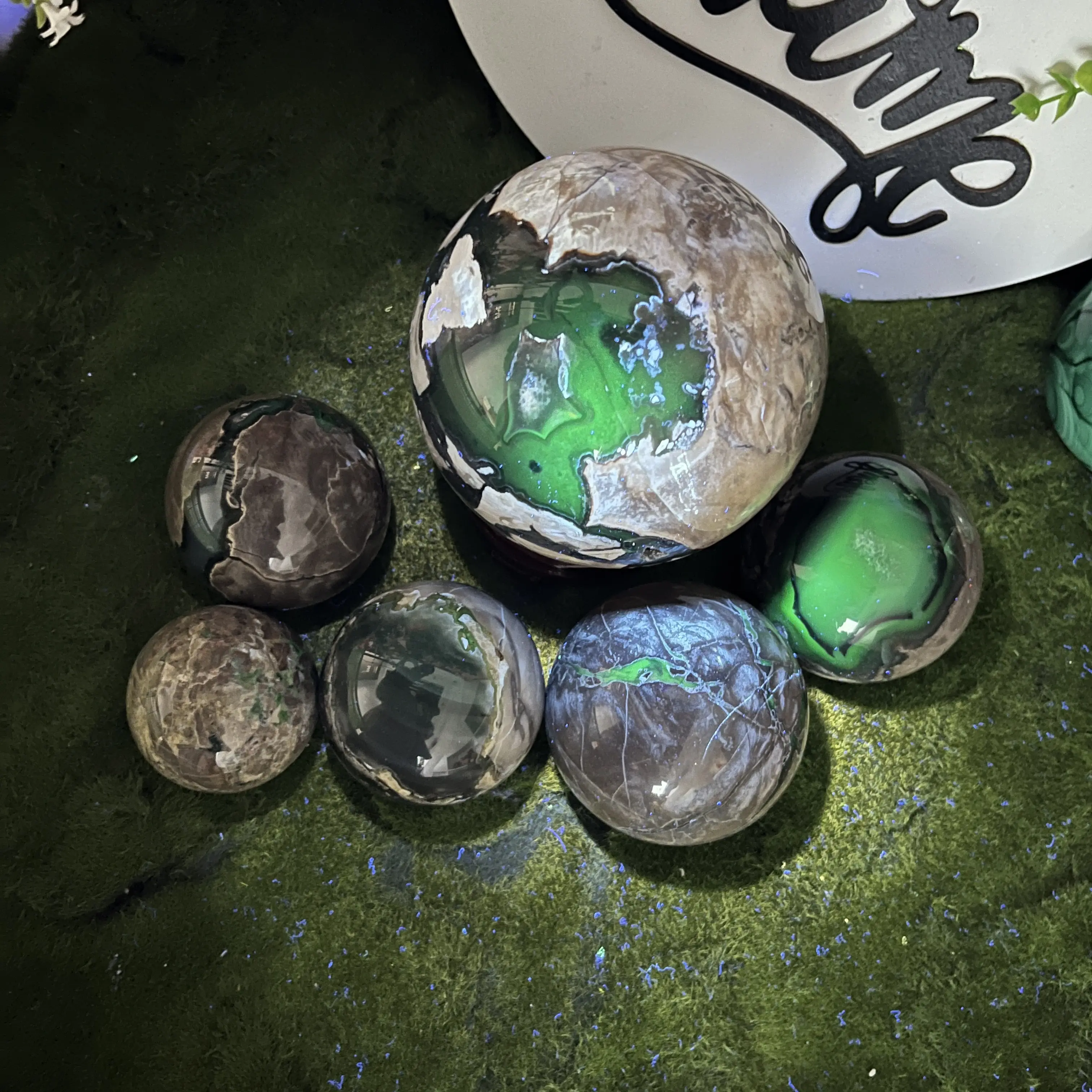 Vente en gros en stock de sphères d'agate en cristal naturel avec vert fluorescent sous agate volcanique à lumière UV pour boule Fengshui