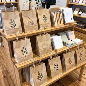 Sac d'emballage pour fête artisanale, sac cadeau en papier kraft rose personnalisé avec poignées, motif de dessin animé de Noël - Product Image 3