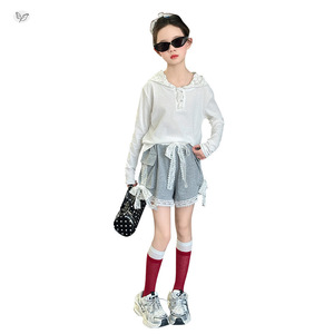 Conjunto de Verano 2026 para Niñas, Sudadera con Capucha de Manga Larga con Ribete de Encaje y Pantalones Cortos con Volantes, Atuendo Transpirable de Algodón y Poliéster para Niñas Grandes - Product Image 1